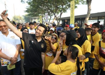 Wagub Jatim Emil Elestianto Dardak melakukan swafoto dengan para peserta Fun Walk Adira Festival.