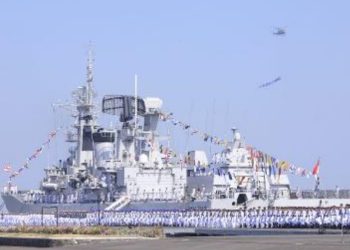 Upacara parade dan defile dalam rangkaian peringatan HUT TNI AL ke- 78 di Dermaga Madura Koarmada II Ujung Surabaya.