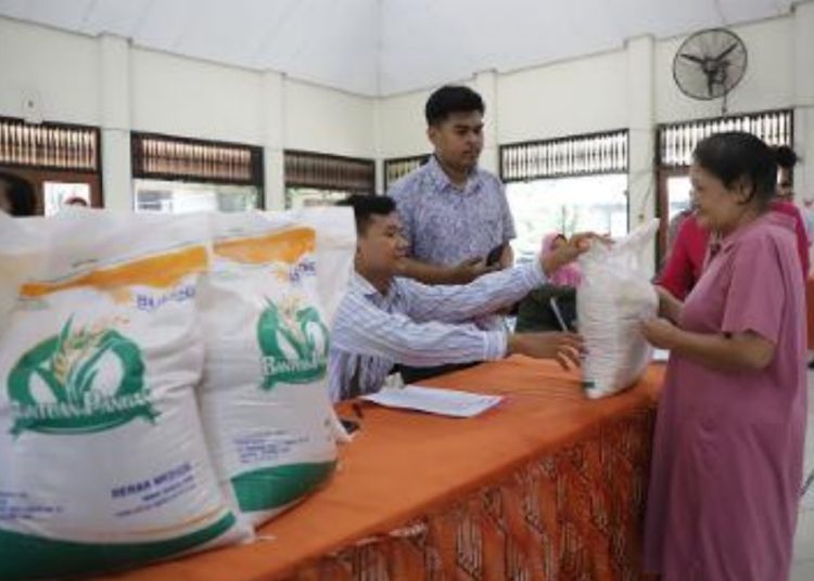 Penyaluran bantuan pangan cadangan beras pemerintah tahap II Tahun 2023 kepada Keluarga Penerima Manfaat oleh DKPP Surabaya.