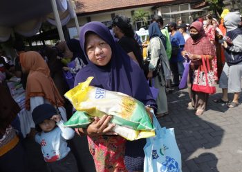 Pelaksanaan Gerakan Pangan Murah (GPM)  di kantor Kecamatan Karangpilang, Surabaya.