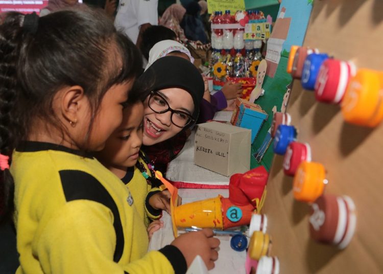 Rini Indriyani meninjau hasil karya inovasi dari siswa PAUD, SD, dan SMP/MTs para peserta Kompetisi Asah Terampil.