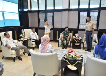 Wali Kota Surabaya Eri Cahyadi saat audiensi dengan dua personel Paskibra, Fahreza Daffa Naufal Abadi dan Nabila Raisya Putri Hidayat.