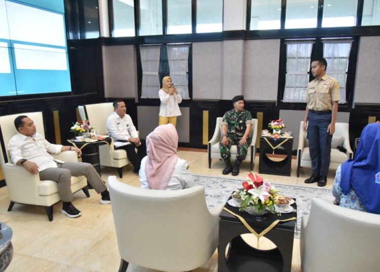 Wali Kota Surabaya Eri Cahyadi saat audiensi dengan dua personel Paskibra, Fahreza Daffa Naufal Abadi dan Nabila Raisya Putri Hidayat.