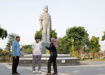 Foto ilustrasi, warga menikmati suasana di kawasan patung Gubernur Soeryo.