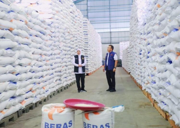 Gubernur Jatim Khofifah Indar Parawansa di gudang Bulog Banjarkemantren, Buduran, Sidoarjo.