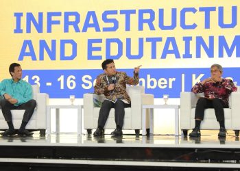 Wakil Gubernur Jawa Timur Emil Elestianto Dardak menjadi pembicara pada Business Forum Talkshow bertajuk ‘Peluang Investasi dan Pembiayaan Infrastruktur di Pulau Jawa’.