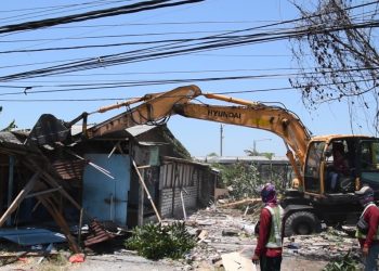 Penertibkan bangunan yang menempati tanah aset pemkot seluas 1.980 meter persegi di Jalan Wonorejo Timur Surabaya.