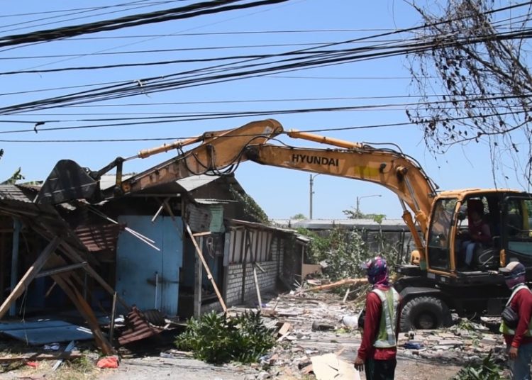 Penertibkan bangunan yang menempati tanah aset pemkot seluas 1.980 meter persegi di Jalan Wonorejo Timur Surabaya.