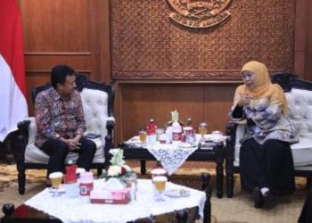 Gubernur Jatim Khofifah Indar Parawansa saat menerima audiensi Kepala Kantor Wilayah BPN Jatim Jonahar di Gedung Grahadi, Surabaya,