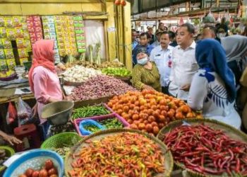 Wali Kota Surabaya Eri Cahyadi saat melakukan pemantauan harga bahan pokok di Pasar Pucang Anom.