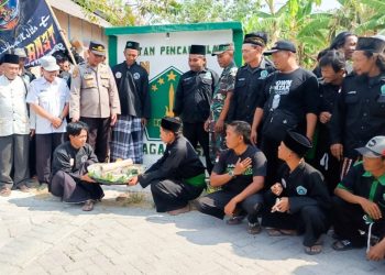 Kegiatan sebelum dilakukannya pembongkaran tugu perguruan silat di Desa Bakulan, Kecamatan Temayang, Bojonegoro, yang kemudian akan dialihfungsikan menjadi Tugu Pancasila.