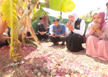Gubernur Jawa Timur Khofifah Indar Parawansa ziarah ke makam atlet tinju Farhat Mika Rahel Riyanto.