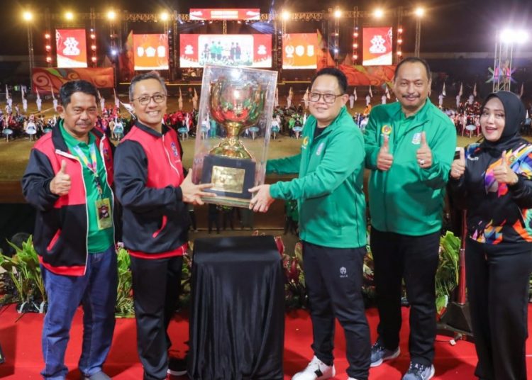 Penyeraham piala kuara umum Porprov Jatim oleh Sekdaprov Jatim Adhy Karyono kepada Kot Surabaya yang diterima Asisten II Agus Imam Somhaji.