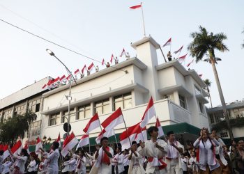 Drama Kolosal Refleksi Perobekan Bendera dengan konsep “Happening Art” di depan Hotel Majapahit Surabaya.