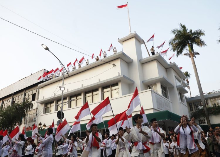 Drama Kolosal Refleksi Perobekan Bendera dengan konsep “Happening Art” di depan Hotel Majapahit Surabaya.