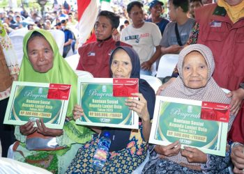 Beberapa warga penerima bantuan sosial di Pendopo Kabupaten Jombang.