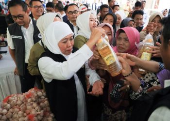Gubernur Jawa Timur, Khofifah Indar Parawansa di operasi pasar murah di depan Pendopo Kabupaten Jombang.
