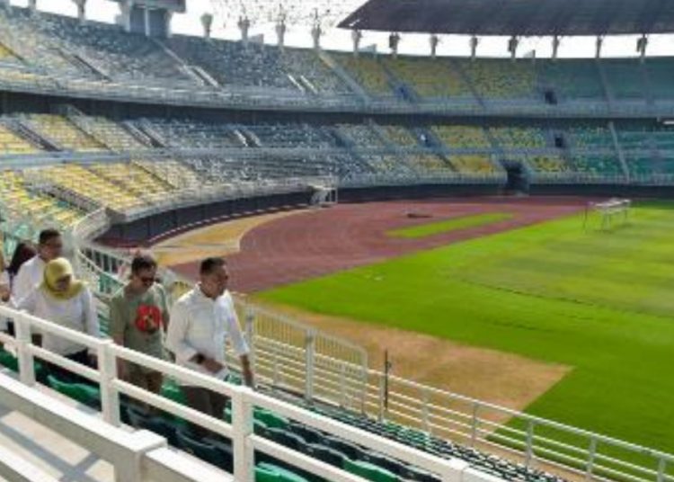 Wali Kota Surabaya Eri Cahyadi saat mengevek Stadion Gelora Bung Tomo.