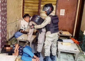 Slah satu kegiatan razia yang dilakukan personel Satpol PP Surabaya.