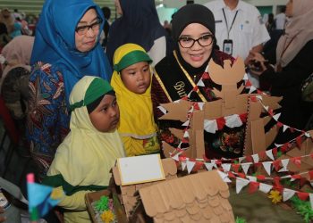Bunda PAUD Kota Surabaya Rini Indriyani bersama dalam salah satu kegiatan bersama anak PAUD. Kini di Surabaya sedang digencarkan program  transisi PAUD ke SD yang menyenangkan, yaitu penyelarasan pembelajaran dari tingkat PAUD ke tingkat SD yang dikonsep menyenangkan.