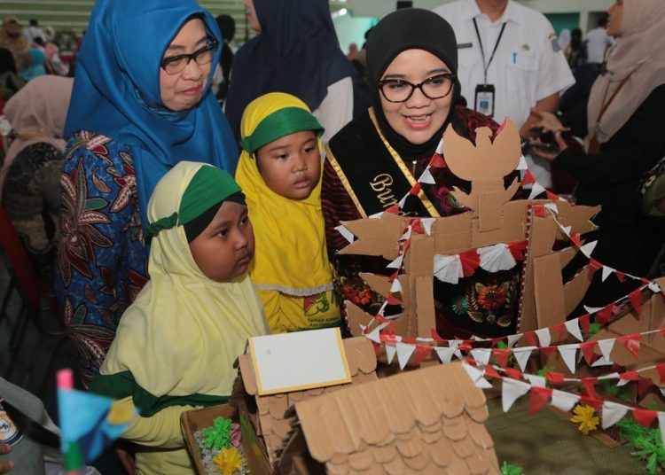 Bunda PAUD Kota Surabaya Rini Indriyani bersama dalam salah satu kegiatan bersama anak PAUD. Kini di Surabaya sedang digencarkan program  transisi PAUD ke SD yang menyenangkan, yaitu penyelarasan pembelajaran dari tingkat PAUD ke tingkat SD yang dikonsep menyenangkan.