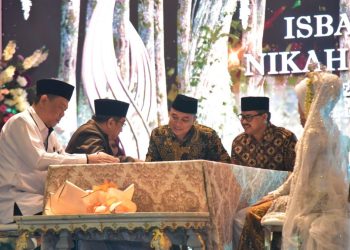 Wali Kota Surabaya Eri Cahyadi bersama Sekda Surabaya Ikhsan menjadi saksi pernikahan dalam nikah massal di Grand Empire Palace.