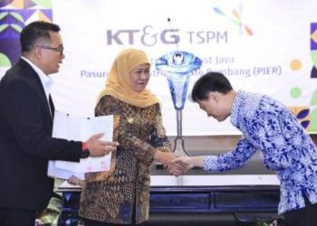 Gubernur Jawa Timur Khofifah Indar Parawansa menghadiri penandatanganan Perjanjian Penggunaan Tanah Industri (PPTI) antara PT SIER dengan PT Tri Sakti Purwosari Makmur yang merupakan anak perusahaan Korea Tomorrow & Global Corporation (KT&G) Jang Jaehong.