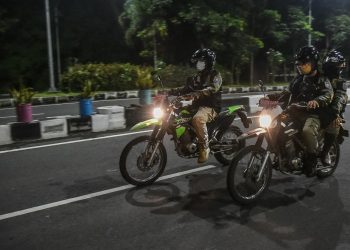 Personel Satpol PP Surabaya melakukan patroli untuk.menjaga keamanan dan ketertiban di Kota Surabaya.