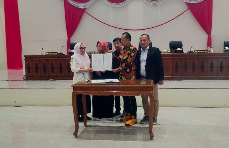 Penyerahan berita acara kesepakatan pembahasan rancangan KUA-PPAS APBD Perubahan APBD Bojonegoro Tahun Anggaran 2023.