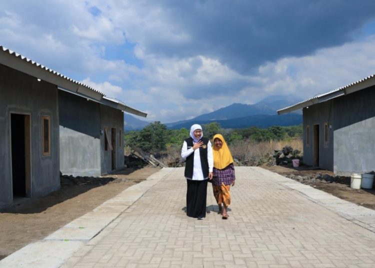Gubernur Jawa Timur Khofifah Indar Parawansa bersama salah satu warga di sela meresmikan hunian tetap relokasi rumah dan sarana prasarana lingkungan pasca banjir bandang di Kecamatan Ijen, Kabupaten Bondowoso.