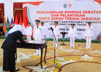 Prosesi pelantikan dan pengambilan sumpah jabatan Penjabat (Pj) bupati dan wali kota bagi kabupaten/kota di Jatim yang habis masa jabatannya.