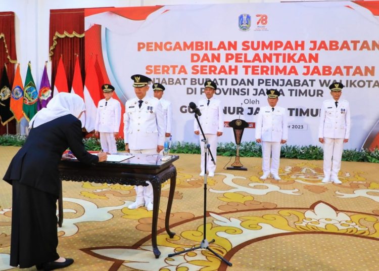 Prosesi pelantikan dan pengambilan sumpah jabatan Penjabat (Pj) bupati dan wali kota bagi kabupaten/kota di Jatim yang habis masa jabatannya.
