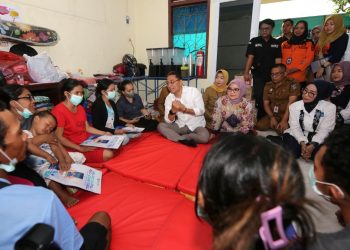 Wali Kota Surabaya Eri Cahyadi saat mengunjungi para korban kebakaran yang tinggal sementara di Balai RW 10, Putat Jaya, Kecamatan Sawahan.