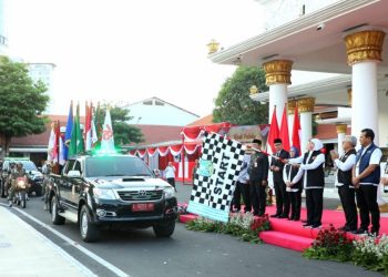 Pelepasan kirab pataka Jer Basuki Mawa Beya di Gedung Negara Grahadi.
