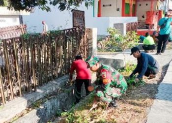 Pembersihan kanan kiri jalan poros antara Desa Talun dengan Desa Samberan yang diikuti Babinsa Koramil Sumberrejo, Bojonegoro.