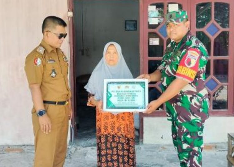Penyerahan bantuan secara simbolis bantuan pasang listrik 900VA gratis kepada Sulastri (63) warga Dusun Grogol RT 018 RW 005 Desa Sumuragung, Kecamatan Sumberrejo, Bojonegoro.