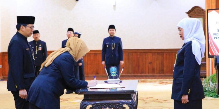 Prosesi pelantikan Pimpinan Tinggi Pratama (Eselon II) di lingkungan Pemerintah Provinsi Jawa Timur di Gedung Negara Grahadi Surabaya.