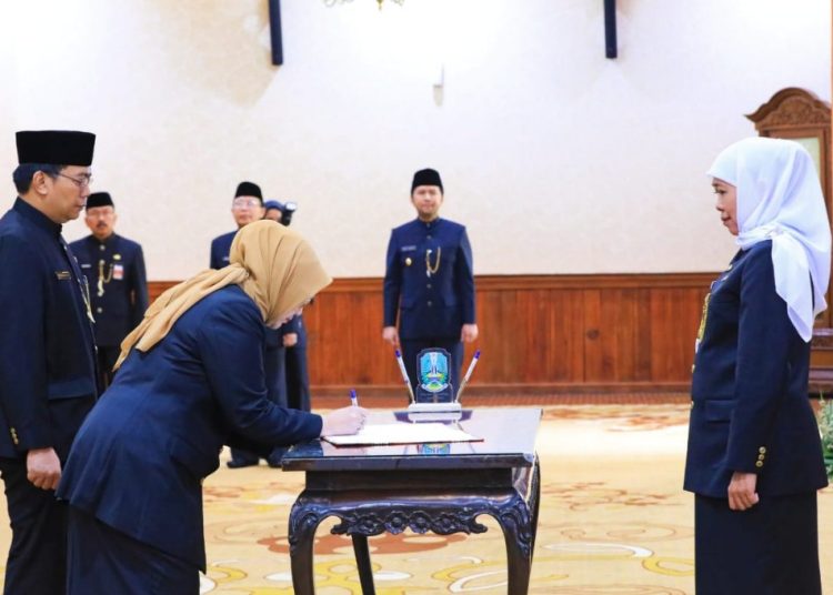 Prosesi pelantikan Pimpinan Tinggi Pratama (Eselon II) di lingkungan Pemerintah Provinsi Jawa Timur di Gedung Negara Grahadi Surabaya.