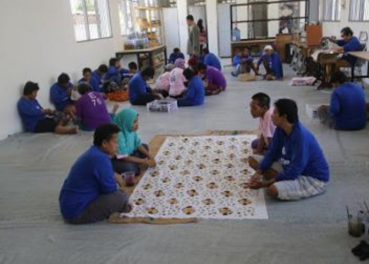 Para penghuni UPTD Liponsos Keputih diajari membatik.
