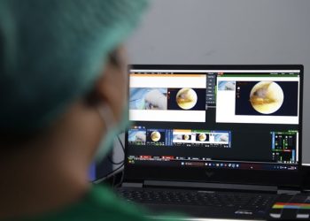 RSUD Soewandhie memiliki alat yang bisa melaksanakan operasi yang menggunakan kamera seperti endoskopi (pemeriksaan organ tubuh bagian dalam tanpa pembedahan besar) tapi melihat ke dalam persendian, seperti sendi bahu dan lutut.