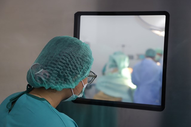 RSUD dr Soewandhie melakukan llive surgery atau menampilkan jalannya tindakan operasi secara langsung.