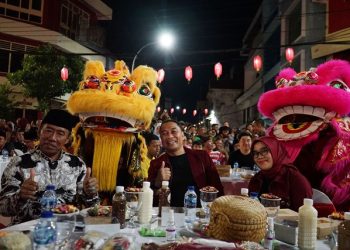Wali Kota Surabaya Eri Cahyadi bersama Ketua TP PKK Surabaya Rini Indriyani hadir dalam Madura Food Festival di Wisata Kya-Kya Kembang Jepun.