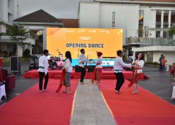 Roadshow pemilihan Duta Wisata Cak dan Ning Surabaya di halaman Balai Pemuda.