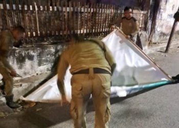 Penertiban baliho atau banner bacaleg yang dilakukan Satpol PP Kota Surabaya.