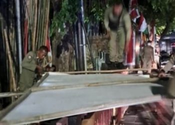 Penertiban baliho atau banner bacaleg yang dilakukan Satpol PP Kota Surabaya.