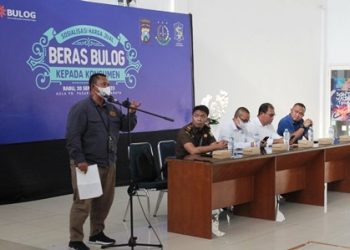 Pimpinan Cabang Bulog Surabaya Utara Mara Kamin Siregar memberikan sosialisasi ke para pedagang tentang harga jual beras Bulog.