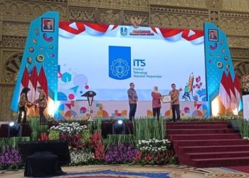 Wakil Rektor IV ITS Bambang Pramujati ST MSc Eng PhD (kanan) saat menerima penghargaan dari Gubernur Jawa Timur Khofifah Indar Parawansa di Graha Unesa.