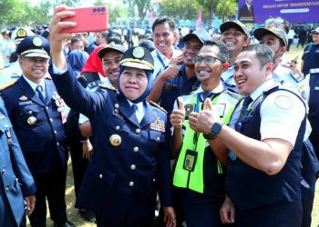 Gubernur Jawa Timur Khofifah Indar Parawansa di sela upacara Hari Perhubungan Nasional tahun 2023.