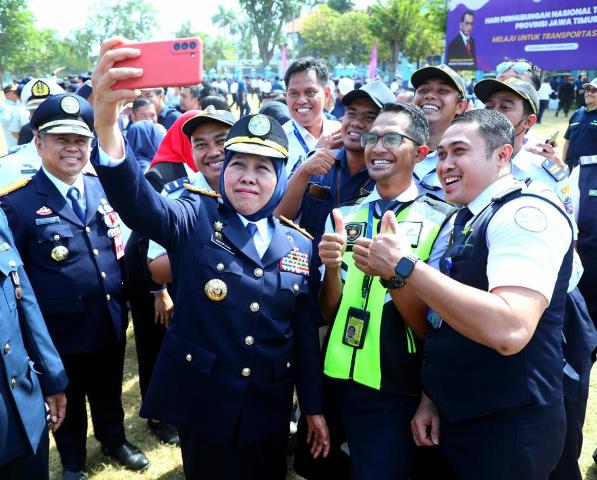 Gubernur Jawa Timur Khofifah Indar Parawansa di sela upacara Hari Perhubungan Nasional tahun 2023.