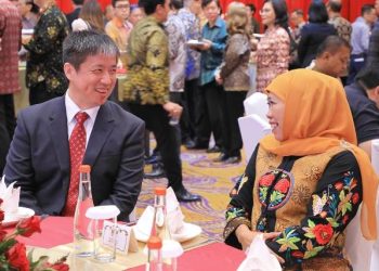 Gubernur Jawa Timur Khofifah Indar Parawansa menghadiri peringatan 74 Tahun Berdirinya The People’s Republic of China (Republik Rakyat Tiongkok) di Ballroom Shangri-La Hotel Surabaya.
